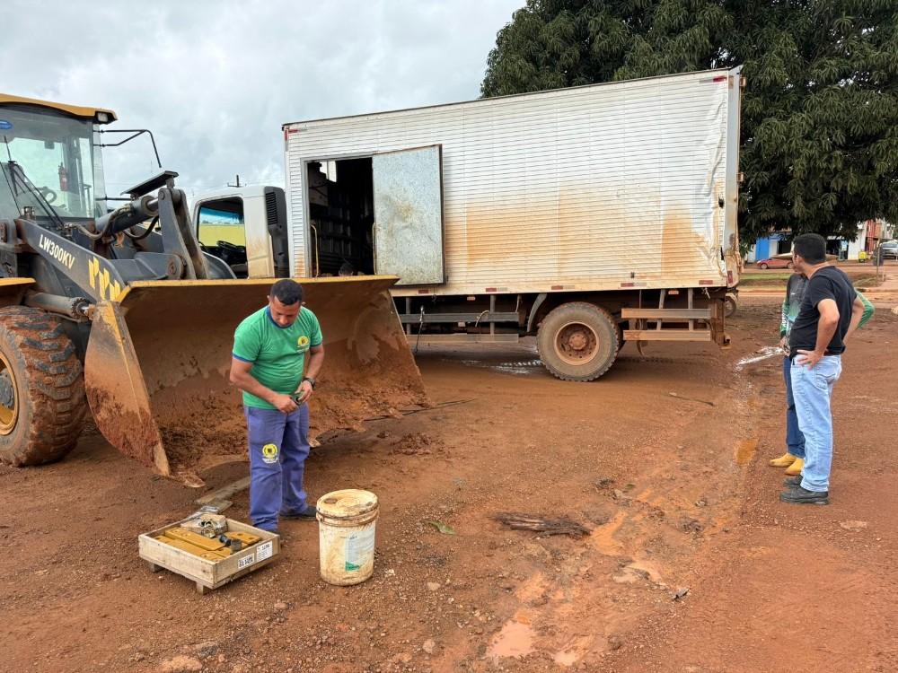 Vereador Adalto de Bandeirantes fiscaliza manutenção de máquina e reforça pedidos à Prefeitura em União Bandeirantes