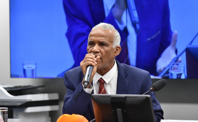 Projeto proíbe porte de arma e acesso a clubes de tiro para condenados por violência contra mulher