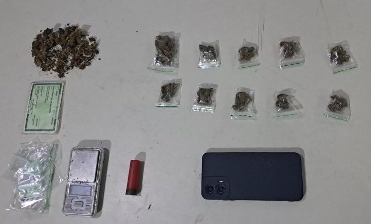 ARIQUEMES – GUARNIÇÃO DA FORÇA TÁTICA FLAGRA TRÁFICO DE DROGAS E APREENDE MUNIÇÃO