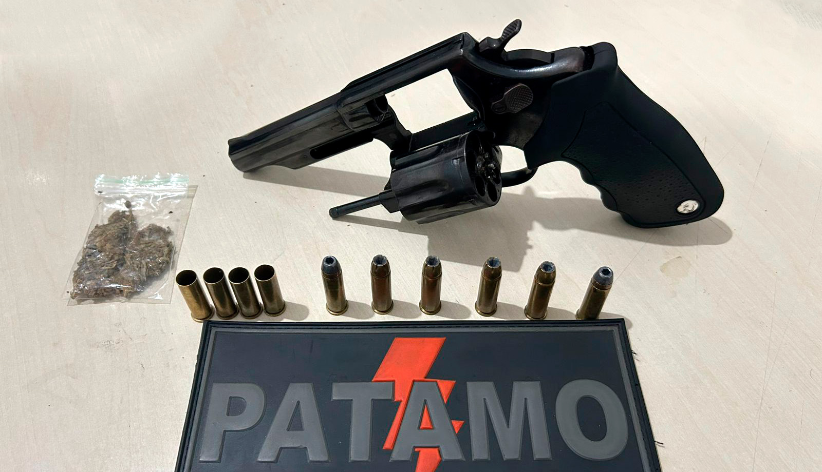 JI-PARANÁ – POLÍCIA MILITAR APREENDE ARMA DE FOGO E CONDUZ SUSPEITOS POR PORTE IRREGULAR, AMEAÇA E EMBRIAGUEZ AO VOLANTE