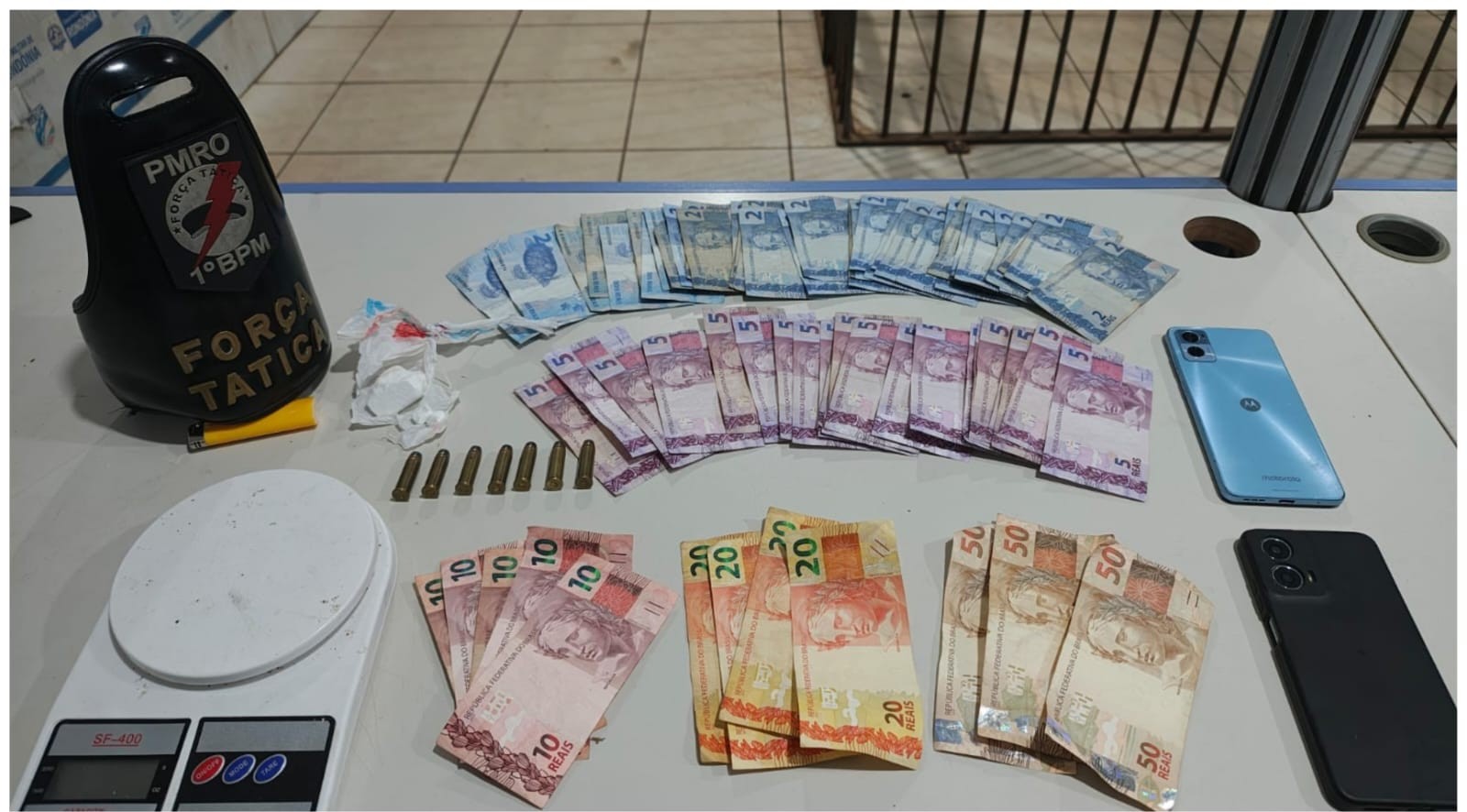 Polícia Miliar apreende menor por tráfico e prende suspeito com drogas e munições em área conhecida por uso de entorpecentes