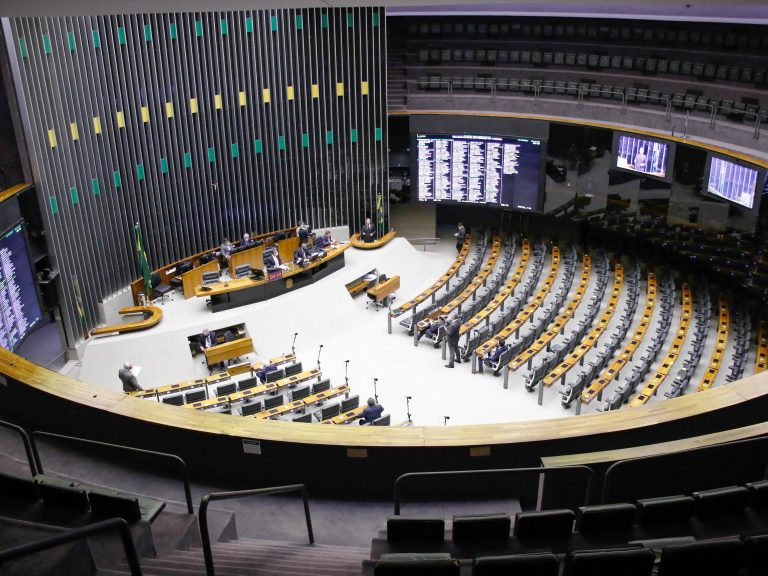 Câmara pode votar sistema de combate ao feminicídio e regras para conter preço de combustíveis