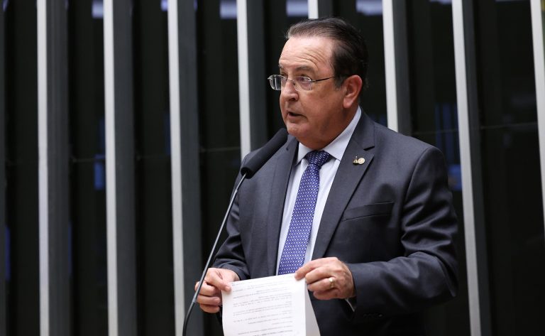 Comissão aprova projeto que autoriza extensão de estágio após conclusão de curso superior