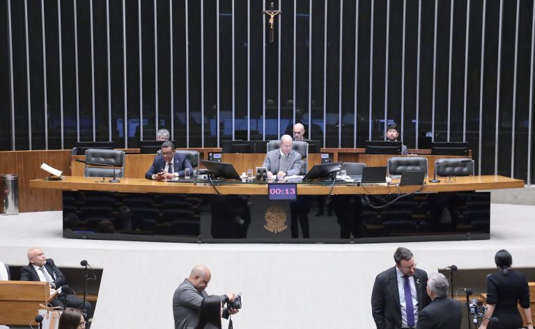 Deputados aprovam regime de urgência para 12 projetos; acompanhe