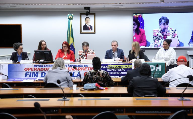 Operadores de telemarketing denunciam precarização do trabalho e pedem regulamentação da profissão