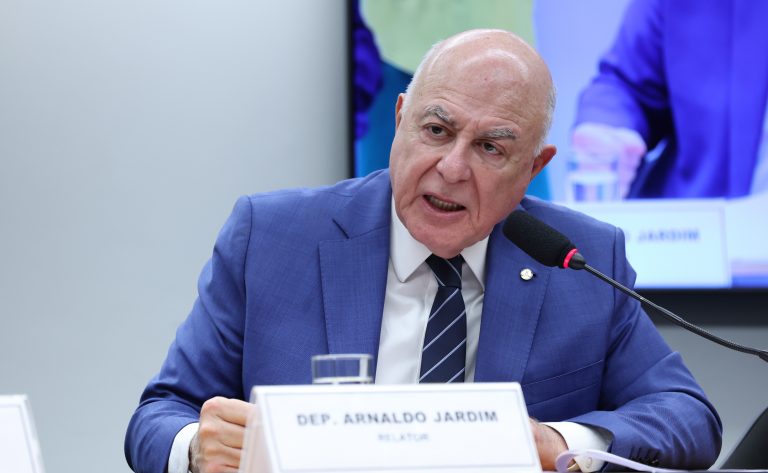 Pedido de vista adia votação da proposta que aumenta repasses federais para municípios