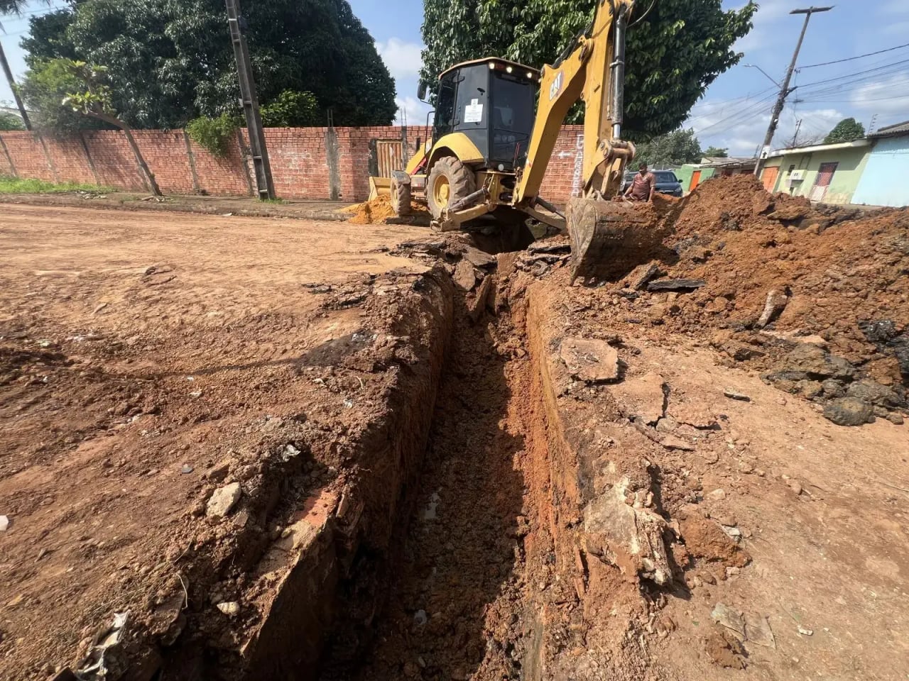 Avanço simultâneo de três obras de drenagem no bairro Cidade do Lobo