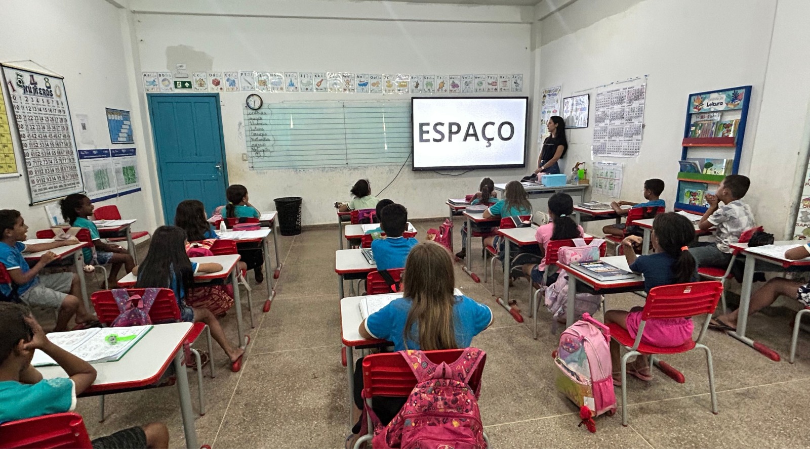 Lousas digitais são implantadas nas escolas de Corumbiara com apoio de Ezequiel Neiva