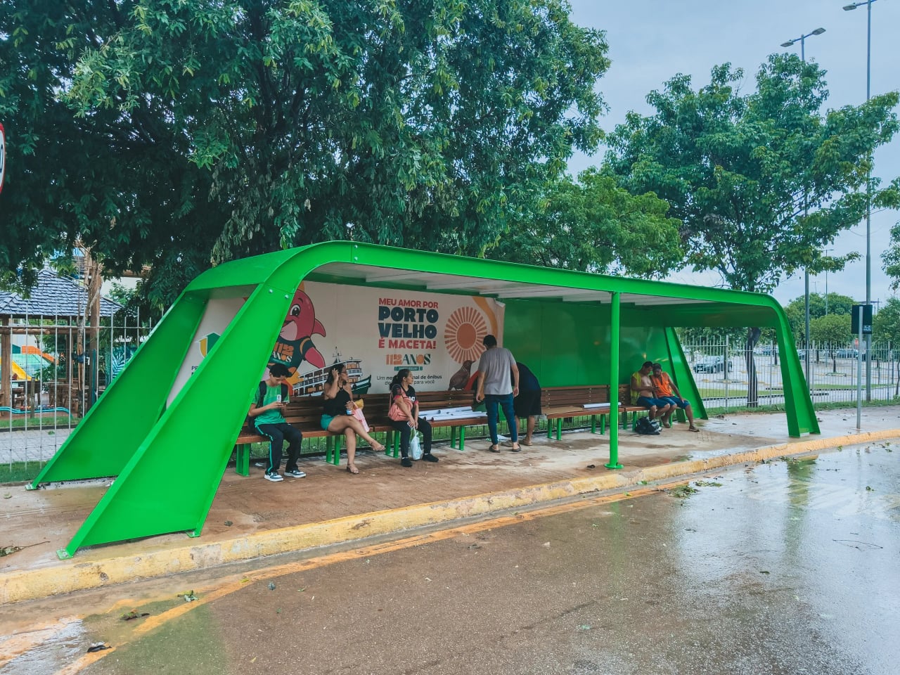 Novo abrigo de ônibus em Porto Velho proporciona conforto e tecnologia aos usuários