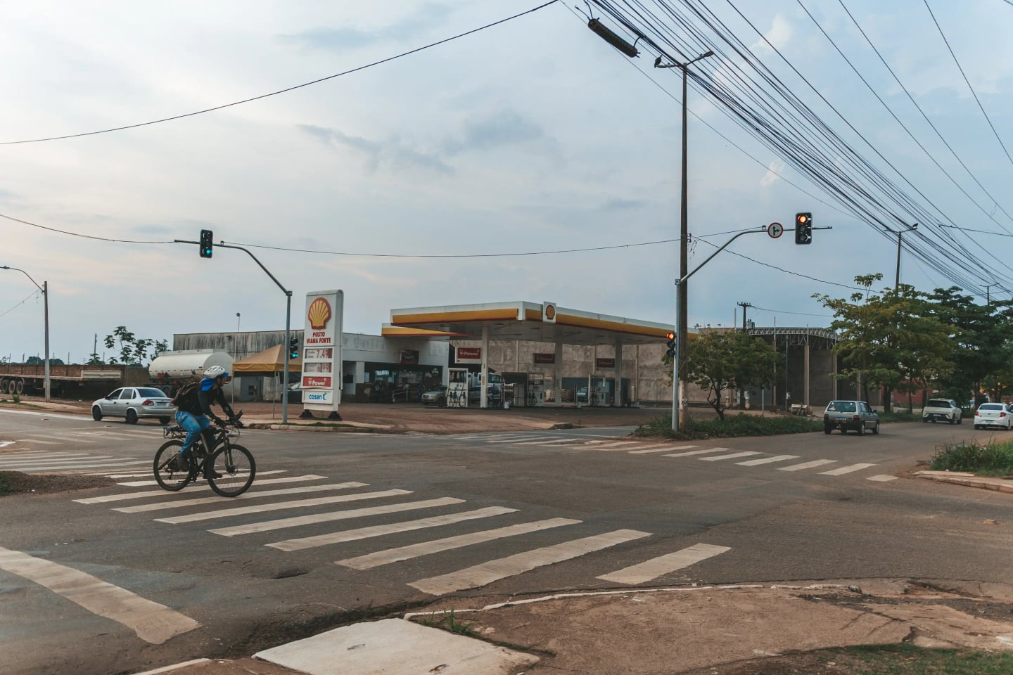 Novo semáforo é instalado para aumentar a segurança na avenida Mamoré com a rua Capão da Canoa