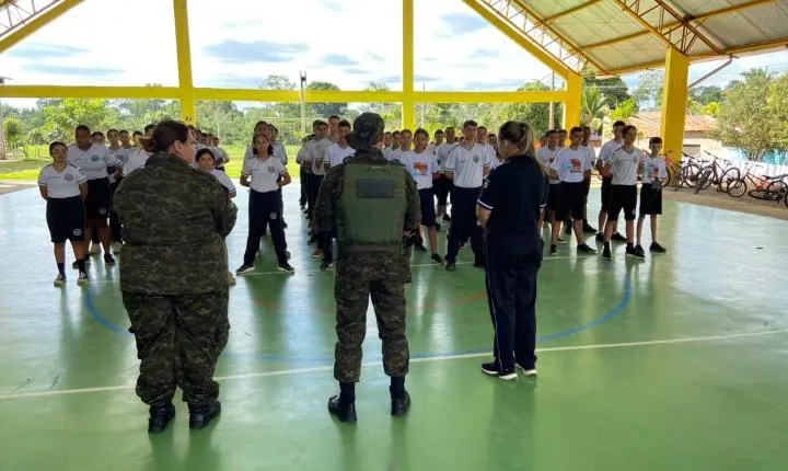 Comandante do BPA visita Polícia Militar Mirim de Presidente Médici e destaca importância da disciplina e educação ambiental