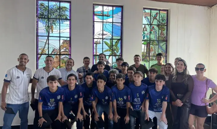 Delegação de 25 pessoas, entre atletas e comissão técnica de futebol, recebe passagens da Prefeitura