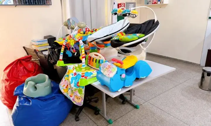Elizângela Gonçalves, madrinha do programa Apadrinhando uma História, realiza doações para bebês acolhidos na Casa Criar