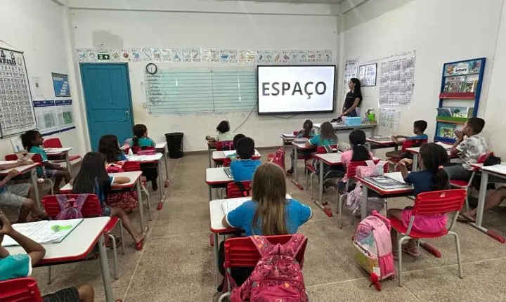 Lousas digitais são implantadas nas escolas de Corumbiara com apoio de Ezequiel Neiva