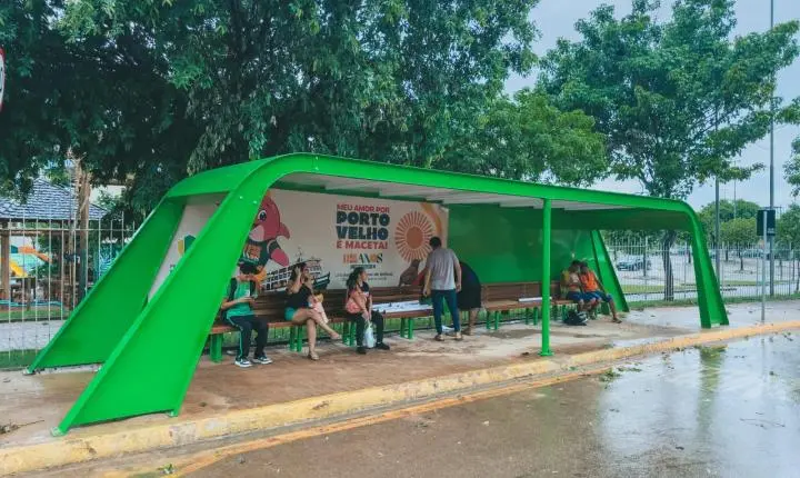Novo abrigo de ônibus em Porto Velho proporciona conforto e tecnologia aos usuários