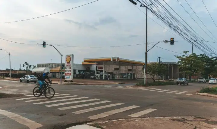 Novo semáforo é instalado para aumentar a segurança na avenida Mamoré com a rua Capão da Canoa
